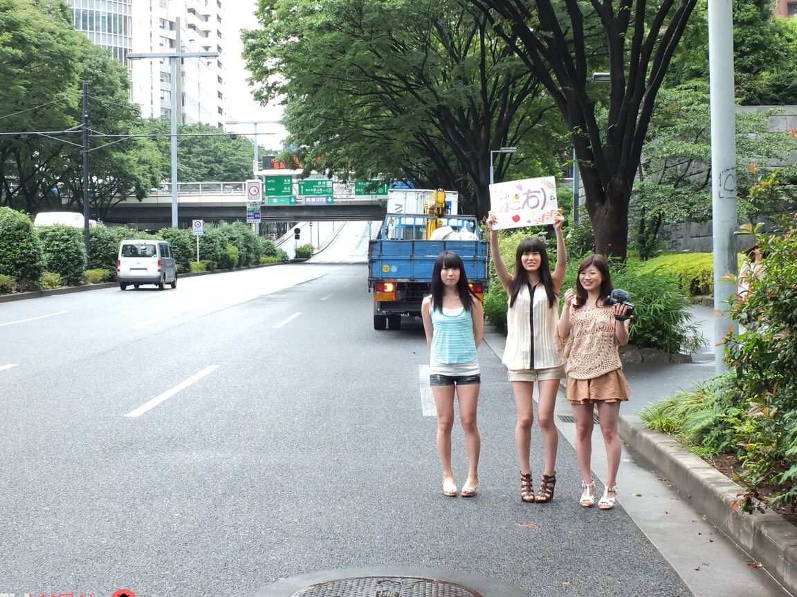 20P Trois adolescents japonais sautent dans une camionnette et sucent une petite bite asiatique