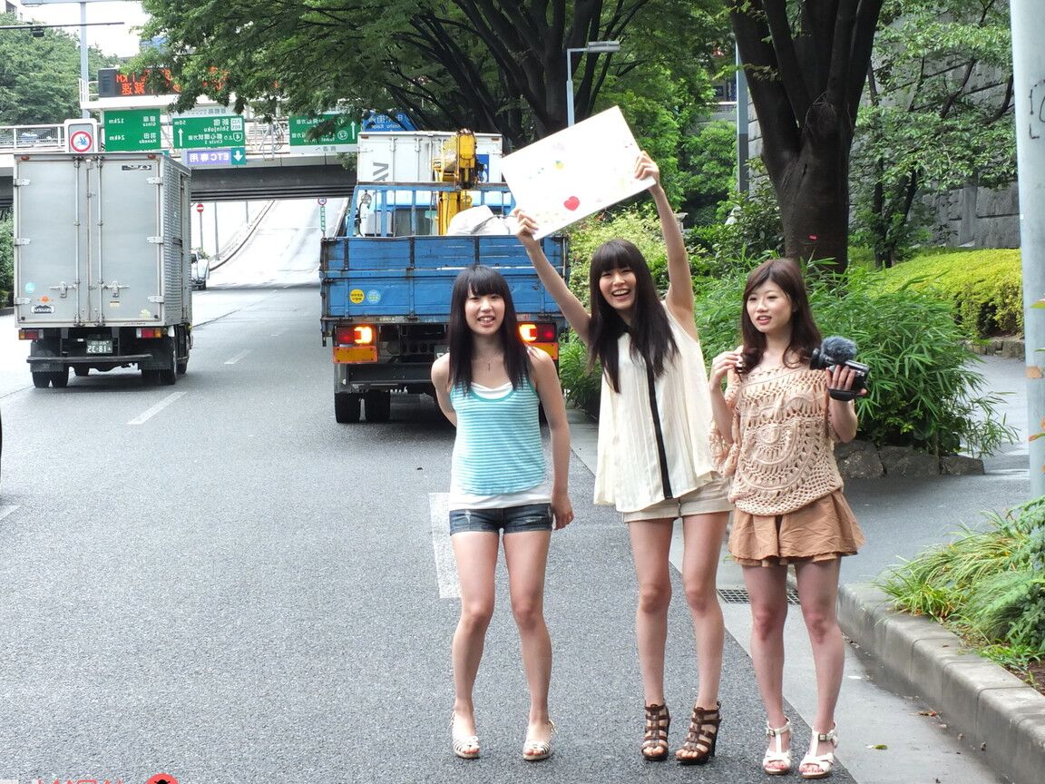 20P Trois adolescents japonais sautent dans une camionnette et sucent une petite bite asiatique
