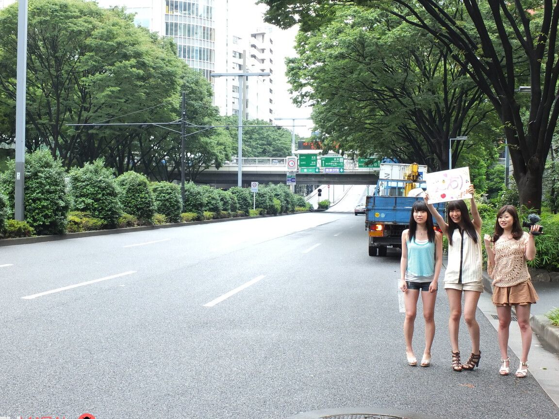 20P Trois adolescents japonais sautent dans une camionnette et sucent une petite bite asiatique
