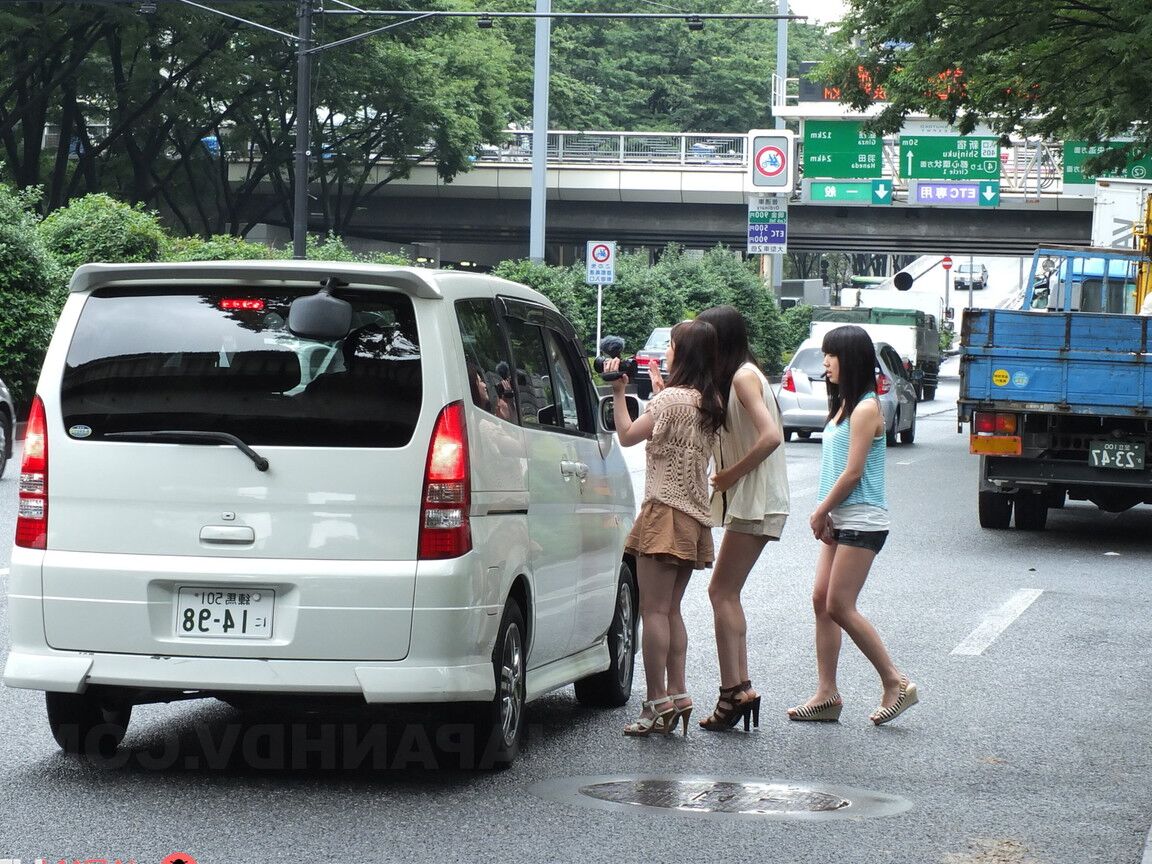 20P Trois adolescents japonais sautent dans une camionnette et sucent une petite bite asiatique