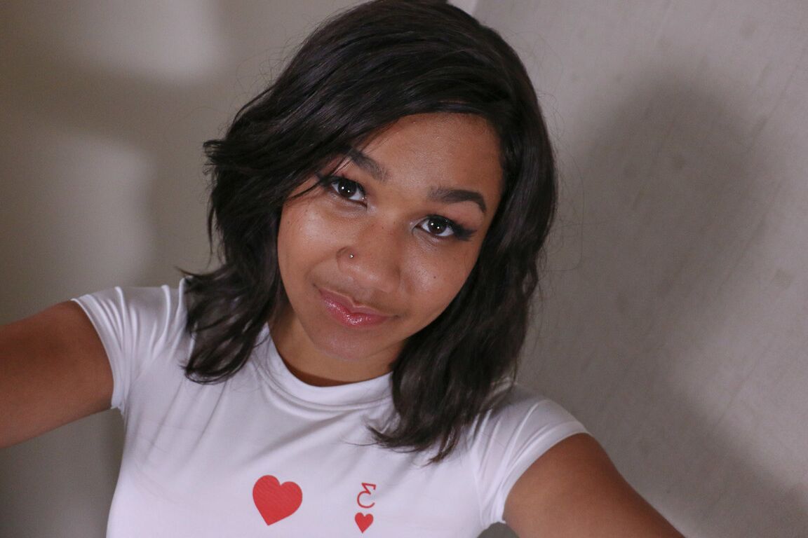 17P Jovem ébano totalmente natural Loni Legend tira tiras na cama em solo softcore quente