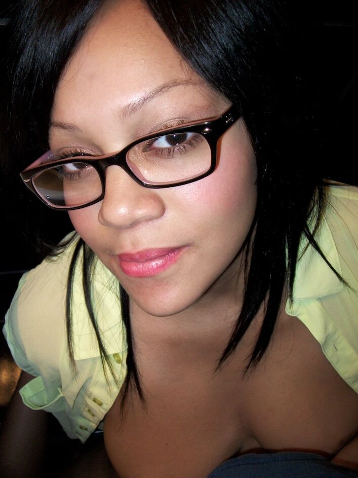 17P A adolescente negra de seios grandes Krista Black brinca com os peitos no banheiro