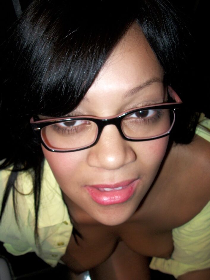 17P A adolescente negra de seios grandes Krista Black brinca com os peitos no banheiro