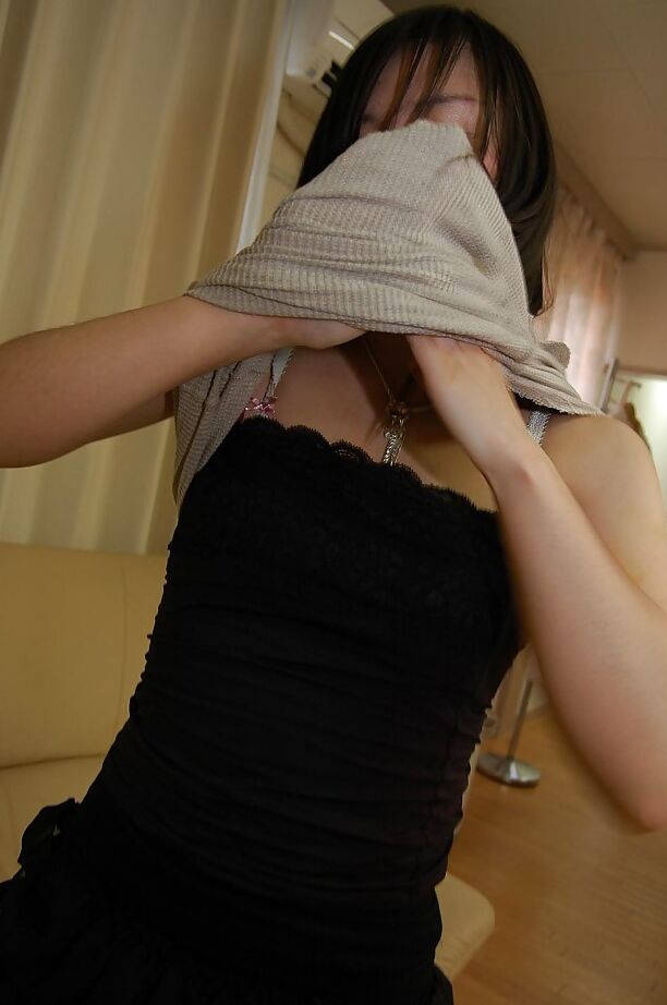 16P Free-and-easy asian chick Chiaki Kakitani stripping and spreading her legs