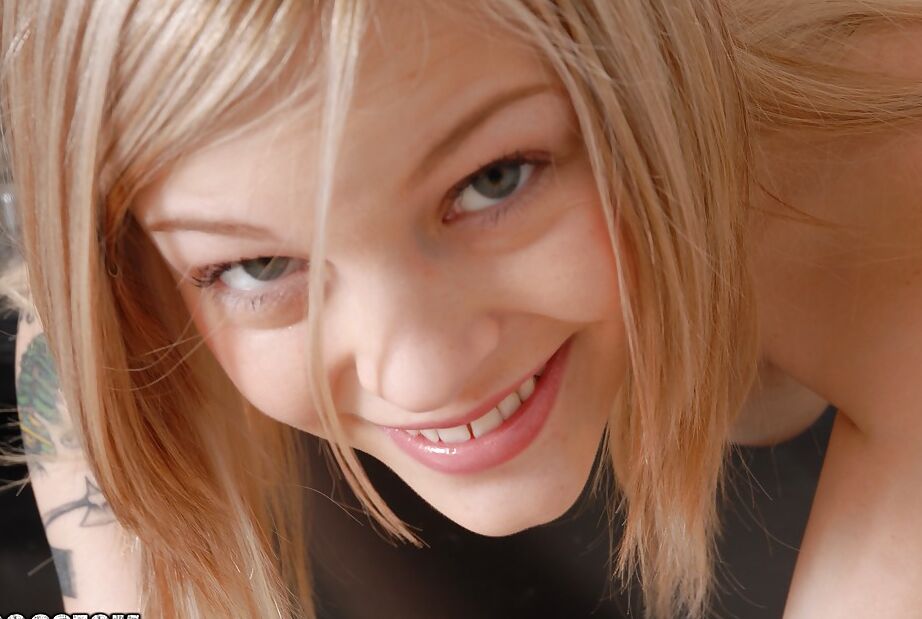 16P La linda joven Bree Daniels se desnuda y expone su coño rosado en primer plano
