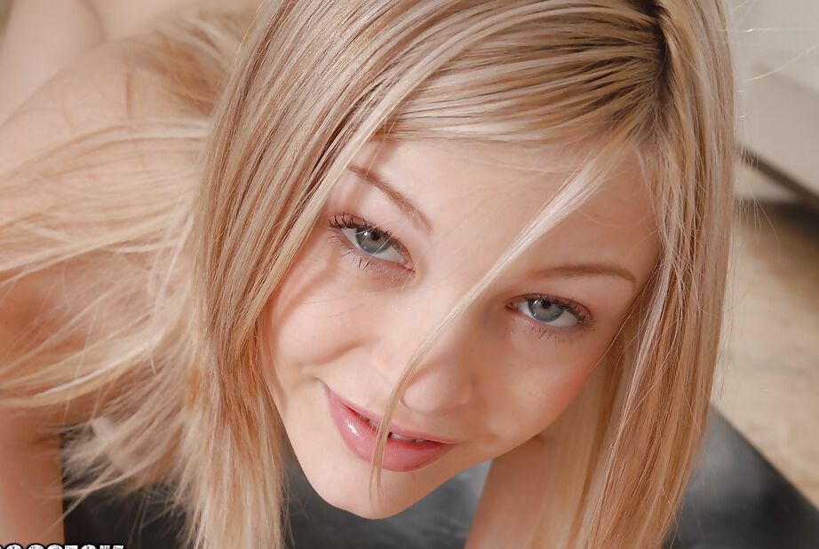 16P La linda joven Bree Daniels se desnuda y expone su coño rosado en primer plano