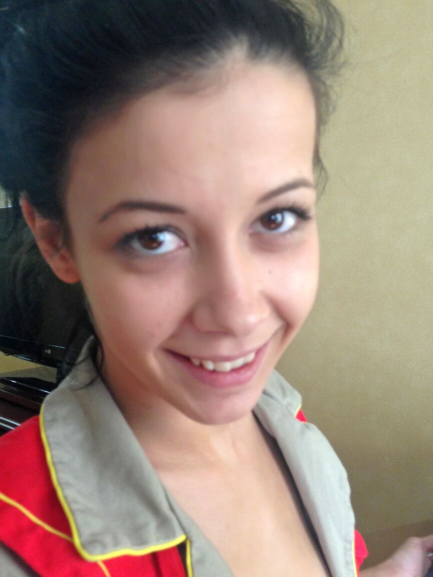 17P La flaca girl scout Alaina Kristar se quita el uniforme