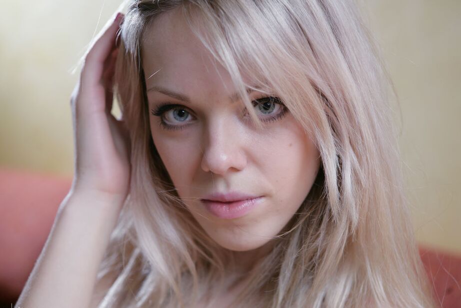 16P La chaude blonde Lola A enlève sa lingerie nuisette de manière sexy