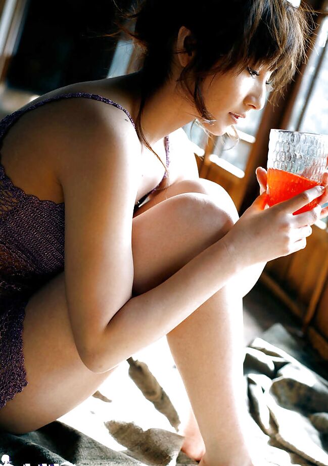 15P A adolescente asiática Reina Mizuki revelando seus peitos pequenos e buceta peluda