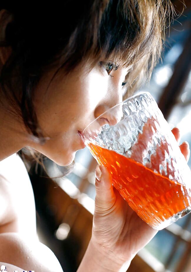 15P A adolescente asiática Reina Mizuki revelando seus peitos pequenos e buceta peluda