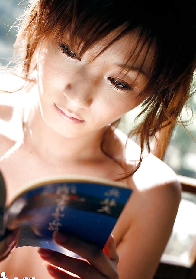 15P A adolescente asiática Reina Mizuki revelando seus peitos pequenos e buceta peluda