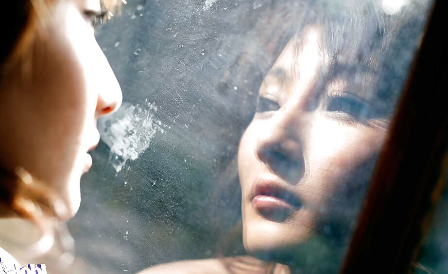 15P A adolescente asiática Reina Mizuki revelando seus peitos pequenos e buceta peluda