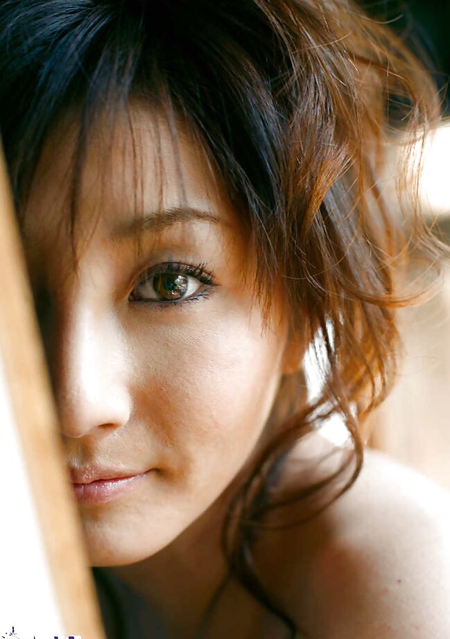 15P A adolescente asiática Reina Mizuki revelando seus peitos pequenos e buceta peluda