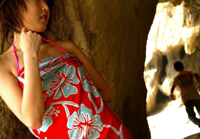16P A linda adolescente japonesa Keiko Akino se expõe durante um show solo de modelo