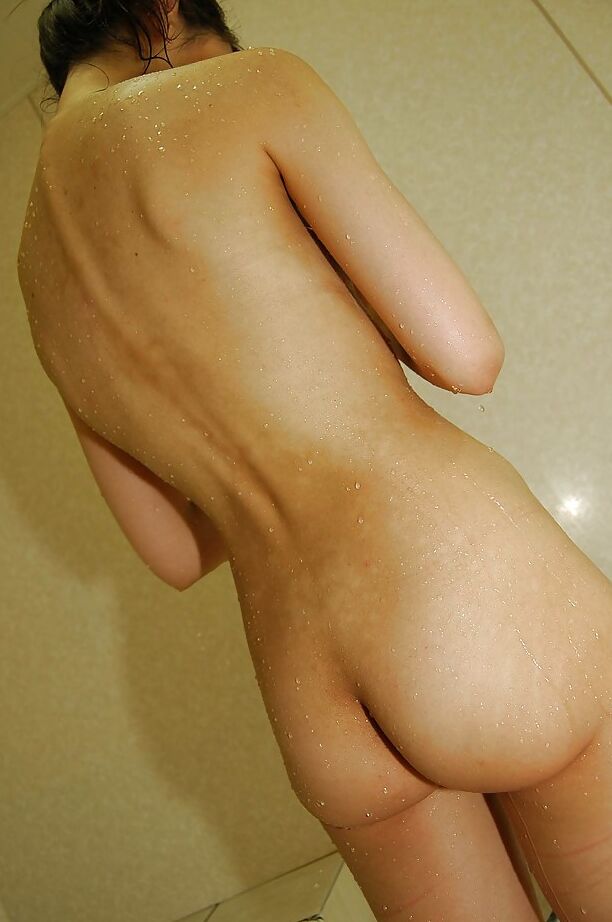16P Adolescente asiático tímido com arbusto peludo tomando banho e chuveiro com sabão