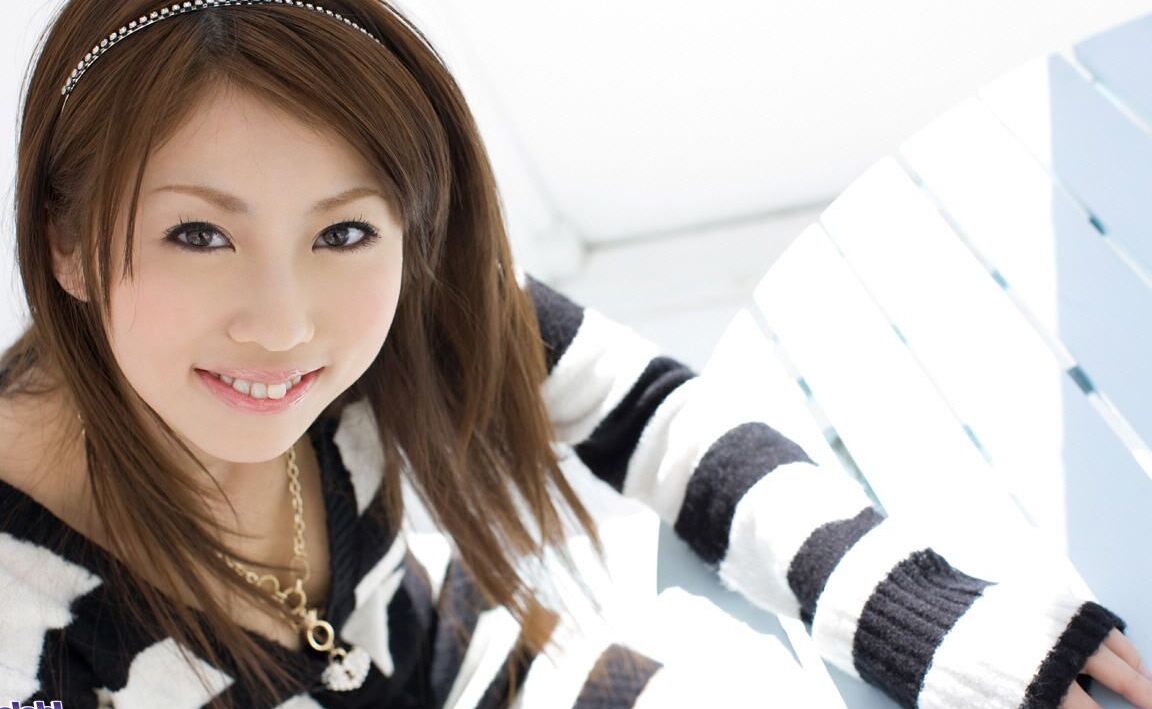 16P A linda adolescente japonesa Risa Chigasaki fica nua enquanto troca de roupa