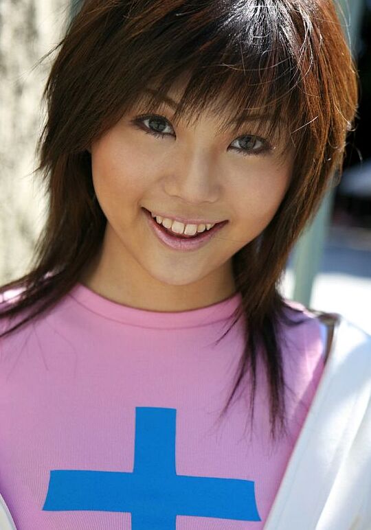 16P Linda garota japonesa Azumi Harusaki expõe sua calcinha de saia ao ar livre