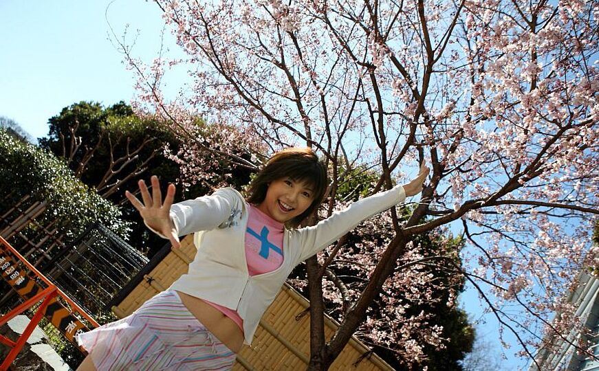 16P Linda garota japonesa Azumi Harusaki expõe sua calcinha de saia ao ar livre