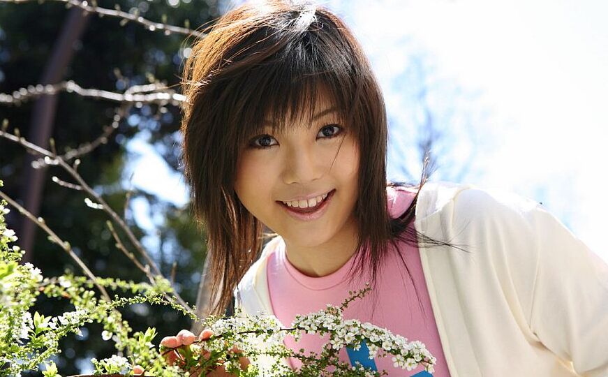 16P Linda garota japonesa Azumi Harusaki expõe sua calcinha de saia ao ar livre
