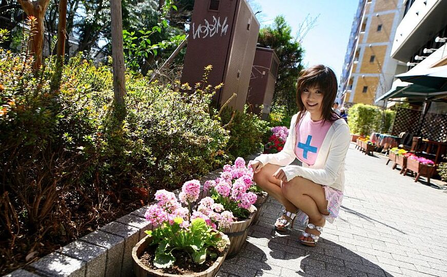 16P Linda garota japonesa Azumi Harusaki expõe sua calcinha de saia ao ar livre