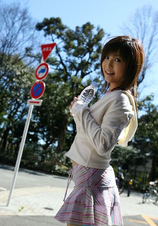 16P Linda garota japonesa Azumi Harusaki expõe sua calcinha de saia ao ar livre