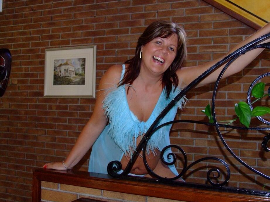 20P Une femme mature épaisse libère ses petits seins de son ensemble de lingerie