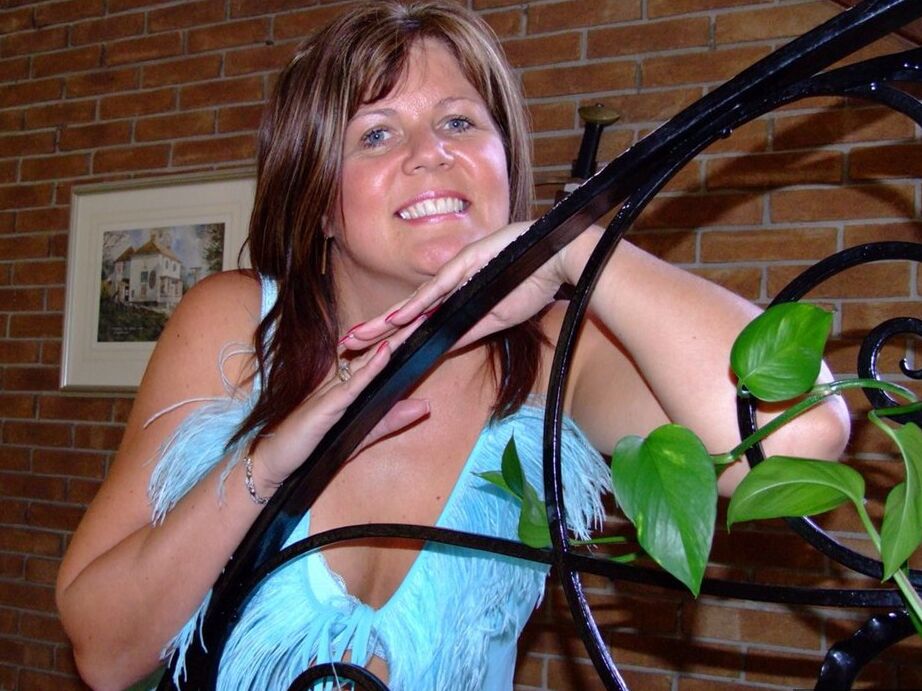20P Une femme mature épaisse libère ses petits seins de son ensemble de lingerie