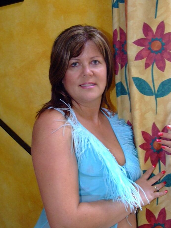 20P Une femme mature épaisse libère ses petits seins de son ensemble de lingerie
