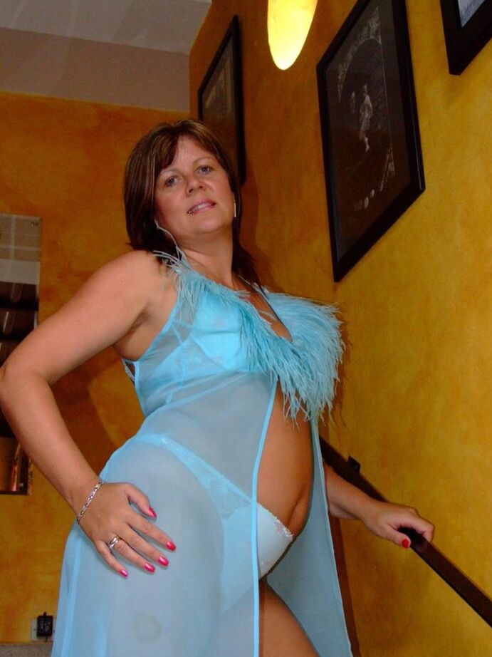 20P Une femme mature épaisse libère ses petits seins de son ensemble de lingerie