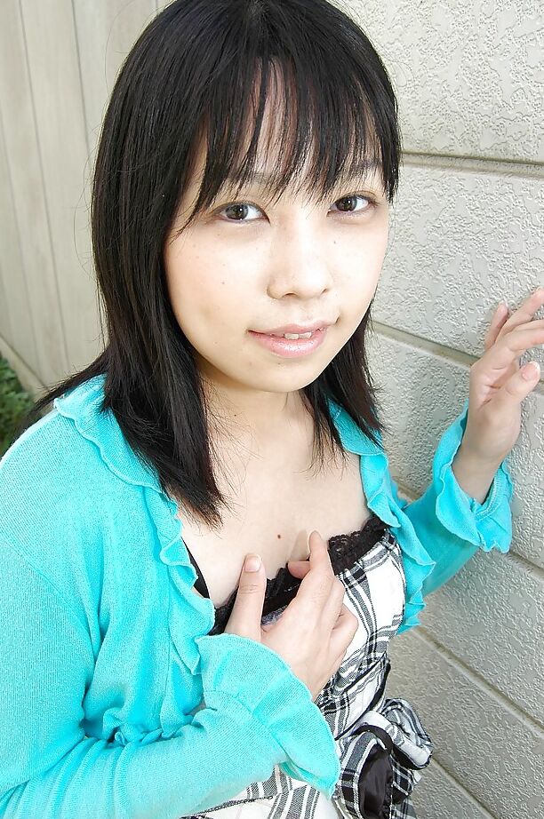 16P A adolescente asiática Minami Ozaki ficando nua e expondo sua boceta com a barba por fazer