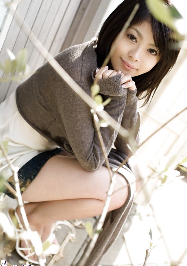 15P Adorable asiática con piernas sexys China Yuki quitándose la ropa