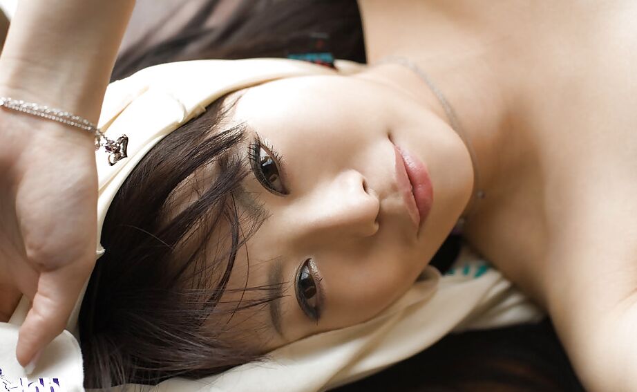 15P Adorable asiática con piernas sexys China Yuki quitándose la ropa