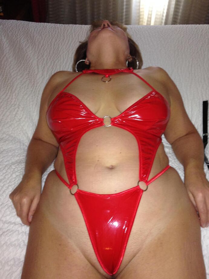 14P Mulher madura em lingerie de látex fica de joelhos para chupar pau no quarto