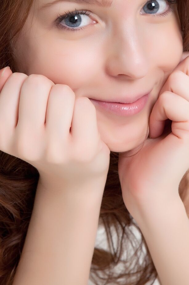 16P Teenage girl Ilze has such a cute face on her while modeling in the nude