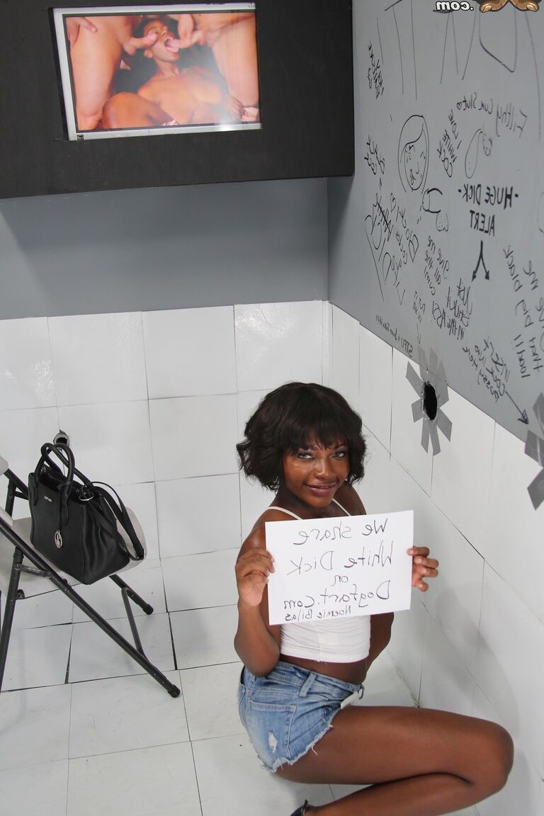 21P Las jóvenes de ébano Noemie Bilas y Daizy Cooper encontraron una gran polla en el Gloryhole