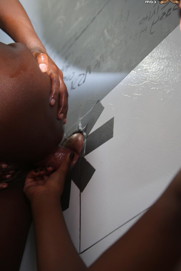 21P Las jóvenes de ébano Noemie Bilas y Daizy Cooper encontraron una gran polla en el Gloryhole