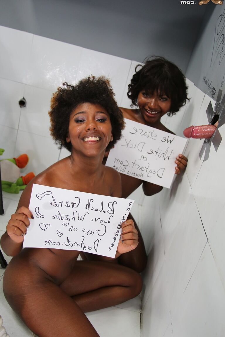 21P Las jóvenes de ébano Noemie Bilas y Daizy Cooper encontraron una gran polla en el Gloryhole