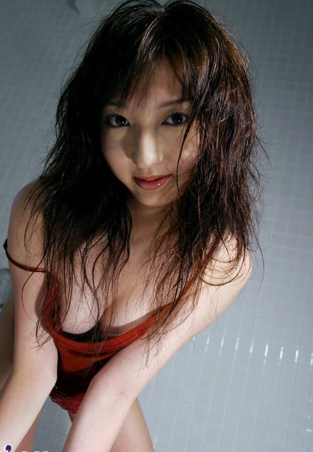 16P A linda adolescente japonesa Airu fica totalmente nua em seu apartamento enquanto troca de roupa