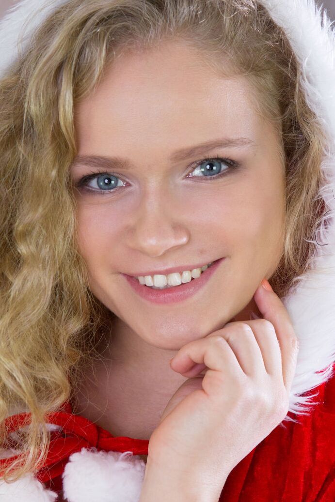 20P Linda adolescente tira sua roupa de Natal para posar nua durante as férias