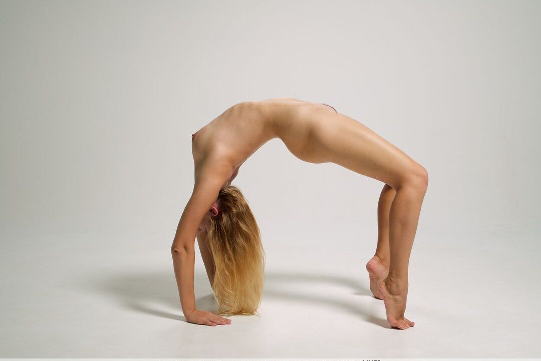 16P La joven rubia Xana D se quita un vestido revelador antes de mostrar su flexibilidad desnuda
