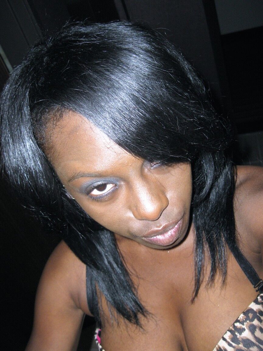 17P Hot ebony babe Jelly Sweets tira selfies e mostra seus seios naturais
