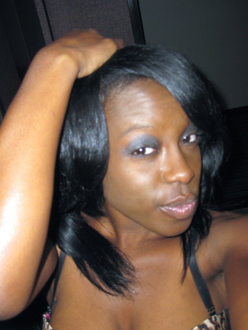 17P Hot ebony babe Jelly Sweets tira selfies e mostra seus seios naturais