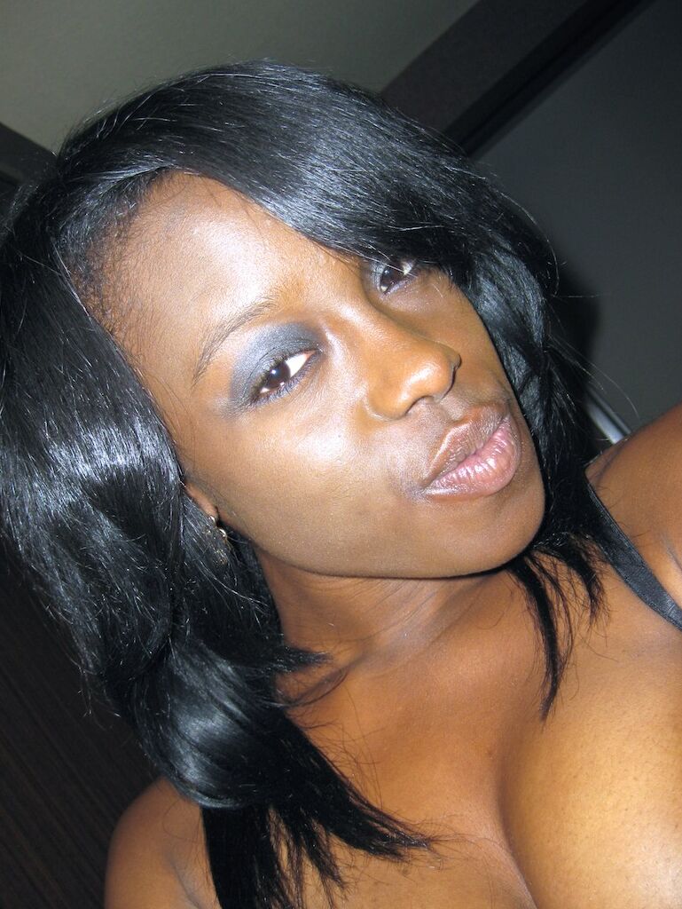 17P Hot ebony babe Jelly Sweets tira selfies e mostra seus seios naturais
