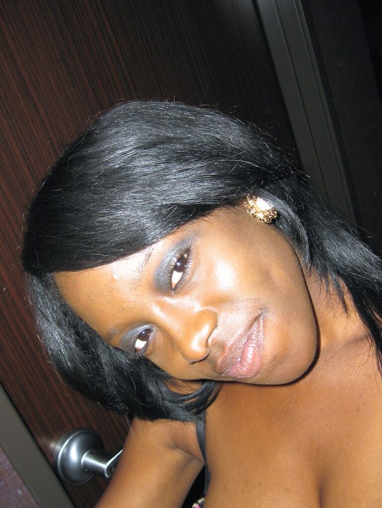 17P Hot ebony babe Jelly Sweets tira selfies e mostra seus seios naturais