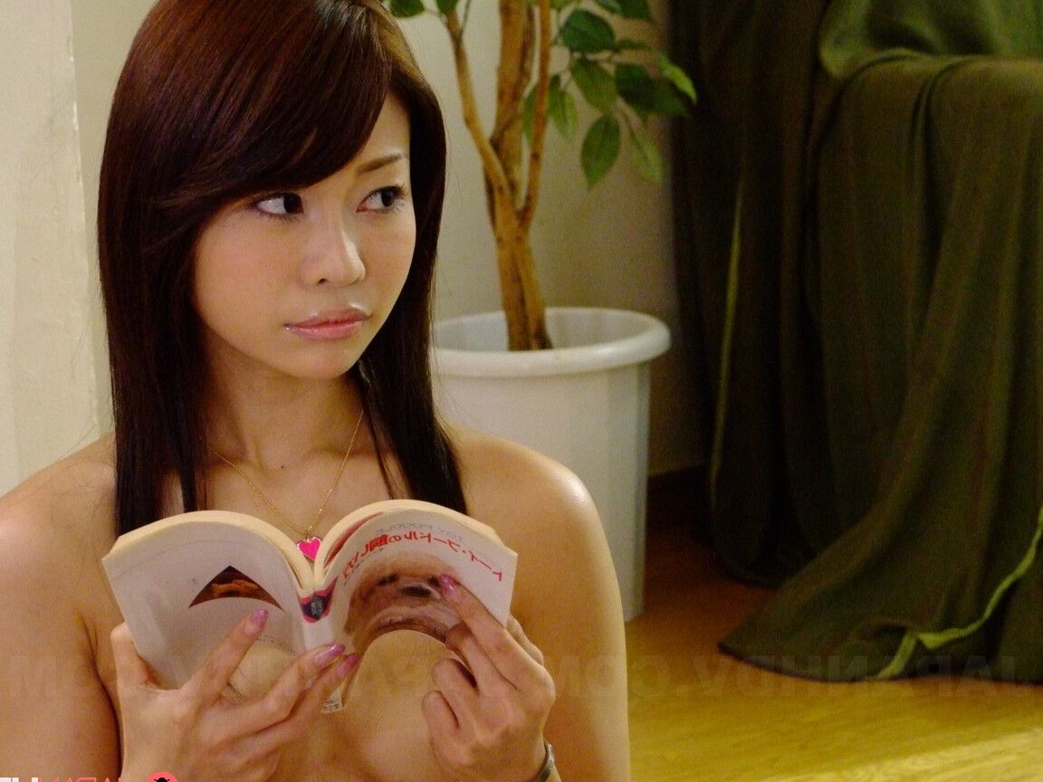 21P A garota asiática sexy Jun Kusanagi expõe seu corpo e se alonga em um jantar em família