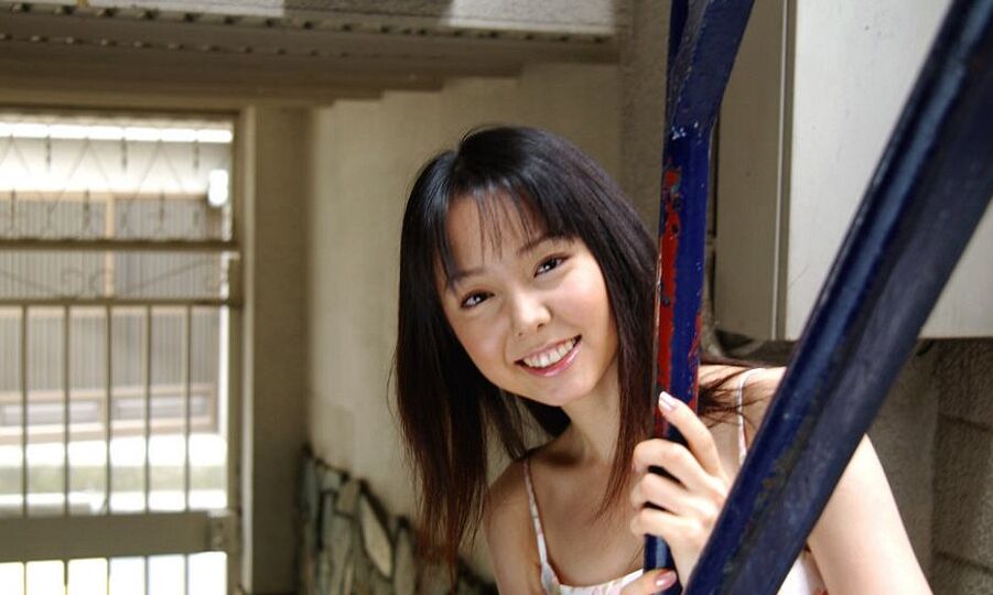 16P A doce adolescente japonesa Yui Hasumi sorri enquanto mostra seu arbusto peludo