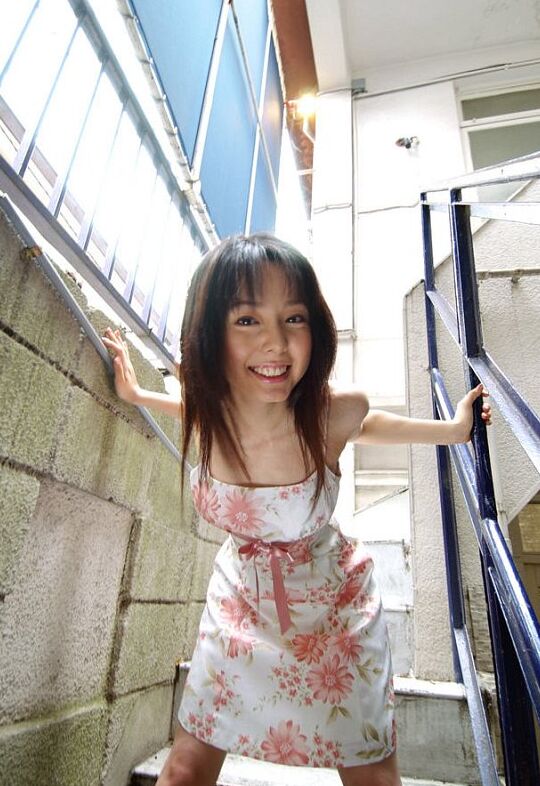 16P A doce adolescente japonesa Yui Hasumi sorri enquanto mostra seu arbusto peludo