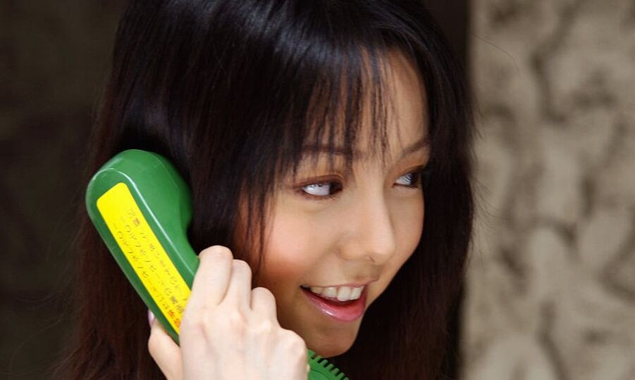 16P A doce adolescente japonesa Yui Hasumi sorri enquanto mostra seu arbusto peludo