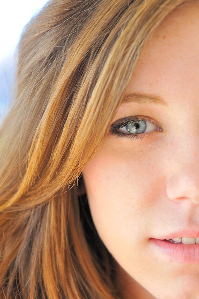 21P La brune maigre Allie étire les lèvres de sa chatte et la taquine avec ses yeux bleus