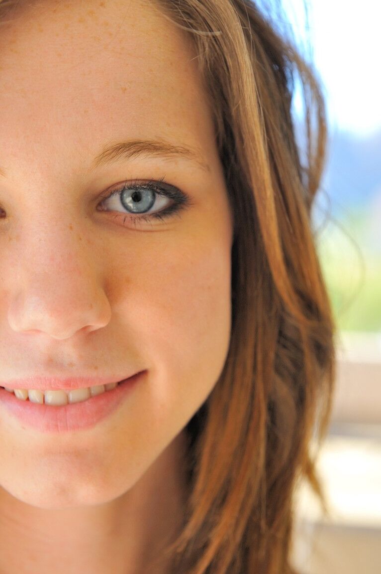 21P La brune maigre Allie étire les lèvres de sa chatte et la taquine avec ses yeux bleus